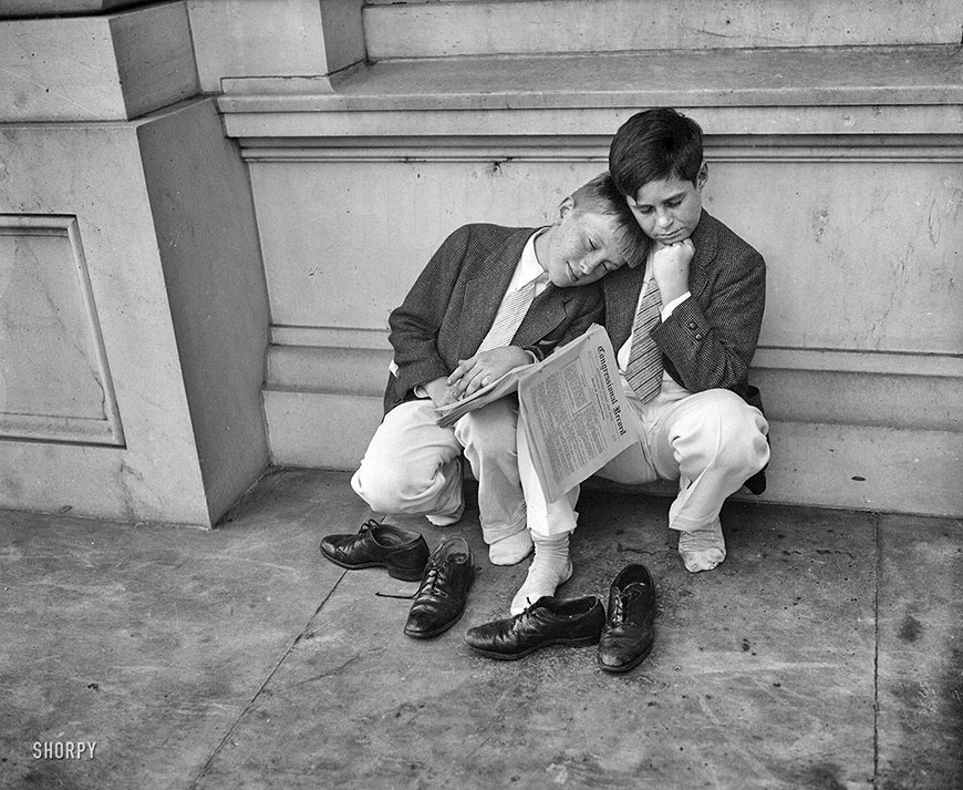 Fred Johnson of Wyoming and Howard Ostmann of the District of Columbia, congressional pages, photographed as they snatched a bit of shuteye while the House and Senate brought the session to an ignominious adjournment (Фред Джонсон из Вайоминга и Ховард Остмен из округа Колумбия, служители конгресса, сфотографированы в момент, когда урвали минутку отдыха, пока правительство и сенат ушли на постыдный перерыв между заседаниями), Aug.1935