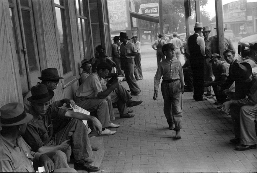 Lounging along the main street of Childersburg (Бездельничающие вдоль главной улицы Чилделсберга), 1930s