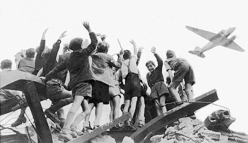 German children cheer an American C47 during the Russian blockade of West Berlin (Немецкие дети приветствуют американский C47 во время советской блокады Западного Берлина), 1948