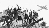 German children cheer an American C47 during the Russian blockade of West Berlin / Немецкие дети приветствуют американский C47 во время советской блокады Западного Берлина