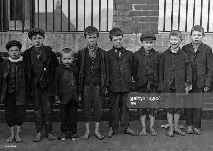 A group of eight boys, barefoot and in ragged clothing (Группа из восьми мальчиков, босоногих и в рваной одежде), c.1915