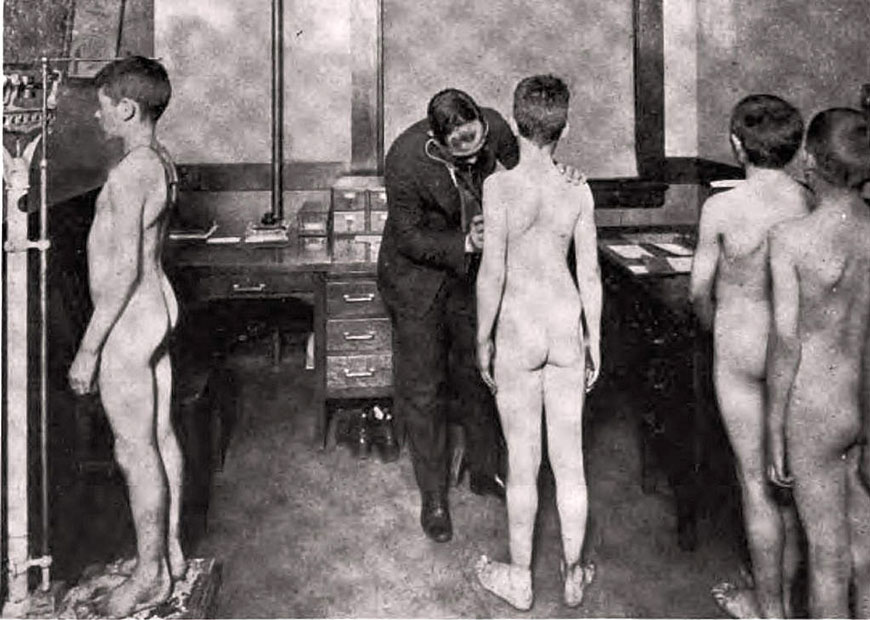 Worcester Boys' Club physical exam (Медицинское осведетельствование в Вустерском клубе мальчиков), 1922