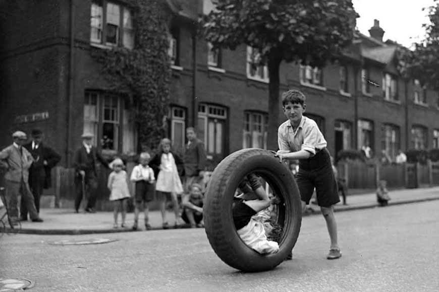 Children race with motor car tyre (Детские гонки в автомобильных шинах), 1931