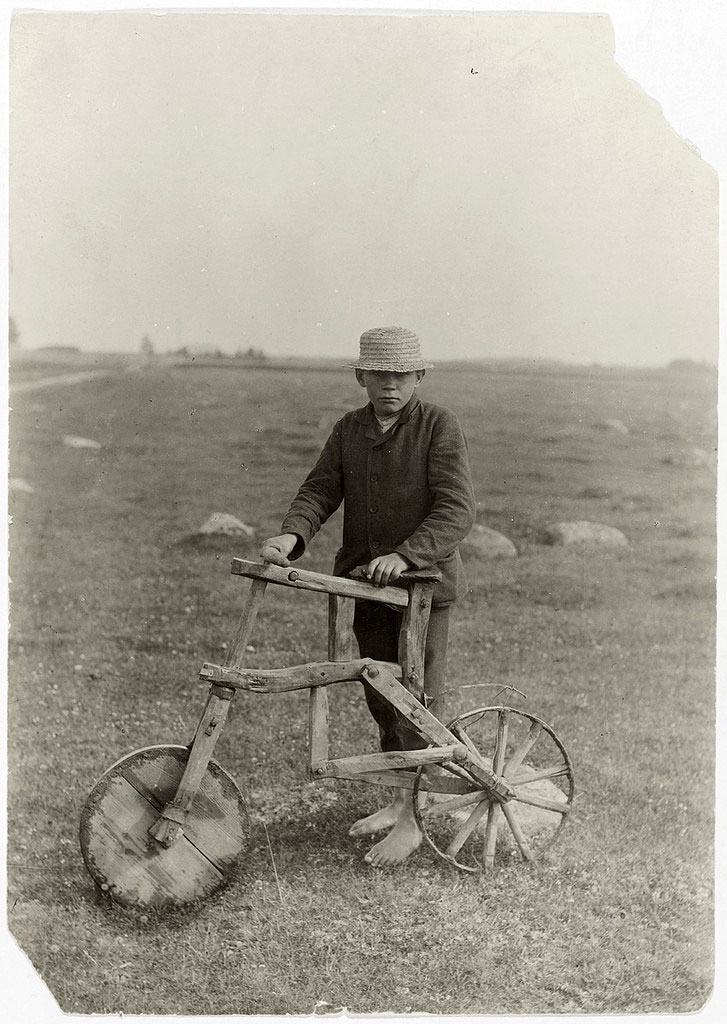  [boy and his bike (Мальчик и его самокат)]