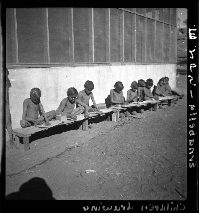 Aboriginal children making crayon drawings (Дети аборигенов, рисующие мелками)