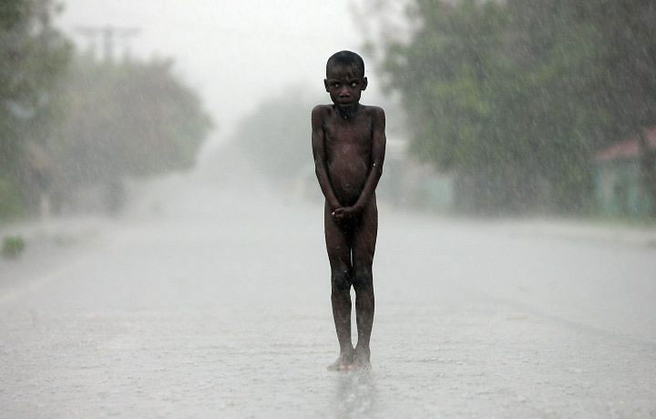 A boy stands naked during storms (Мальчик стоит голым во время бури)