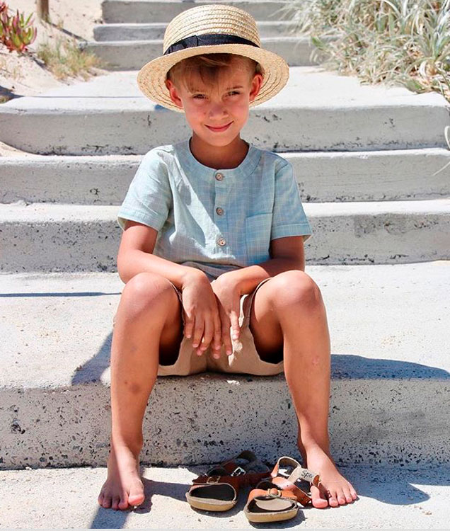 [Sitting barefoot boy (Сидящий босоногий мальчик)]