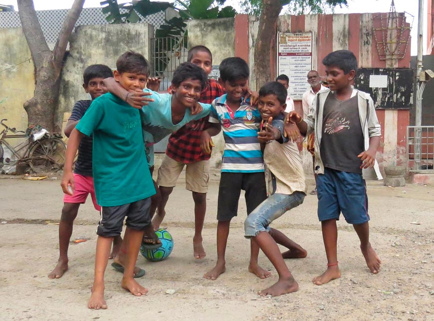 Boys from indian slum (Мальчишки из индийских трущоб)