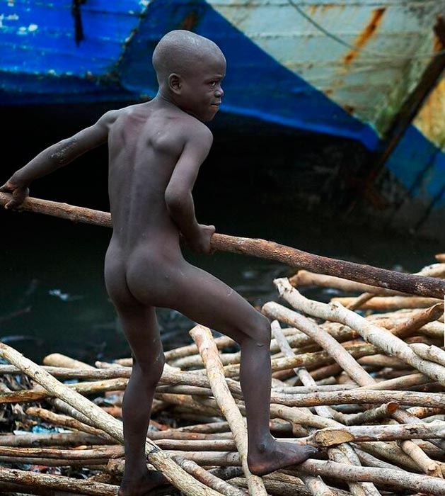 A young naked boy moves a pile of sticks (Молодой голый мальчик двигающий кучу палок), 2007