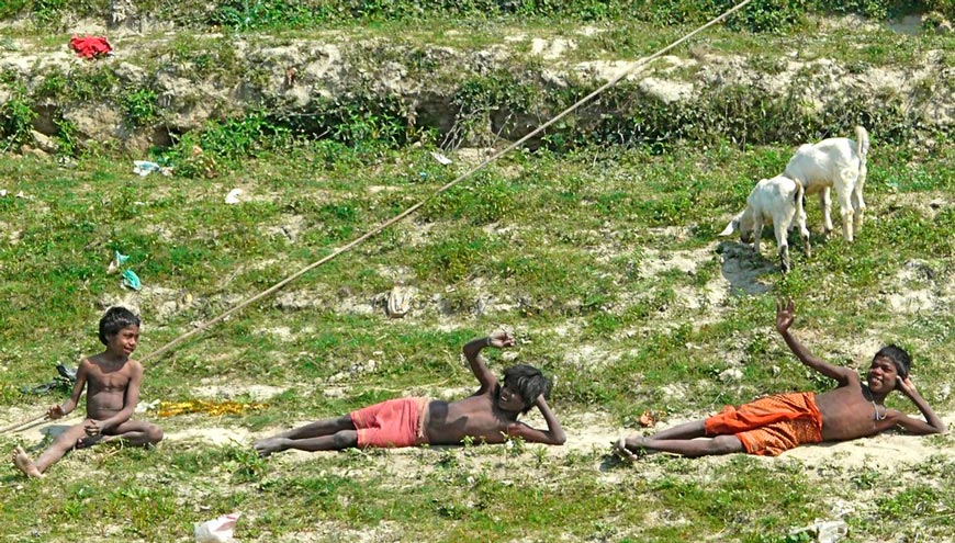 Relaxing Boys at Ganges Riverside near Munger (Мальчики, отдыхающие на берегу Ганга возле Мунгера), 2010