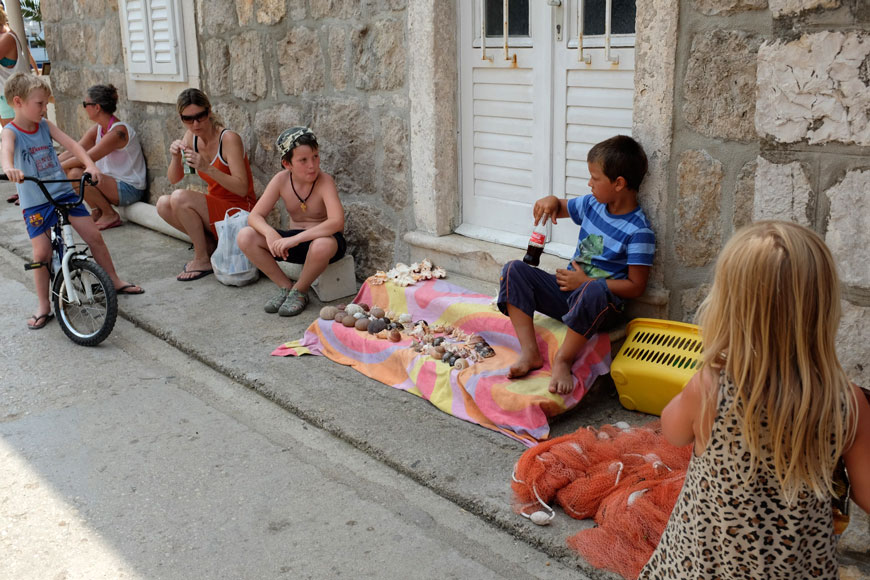 [Boy selling seashells (Мальчик, продающий морские раковины)], June 2013