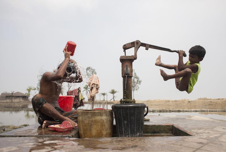 A boy collects drinking water from a hand pump (Мальчик качает питьевую воду ручным насосом), 30 March 2016