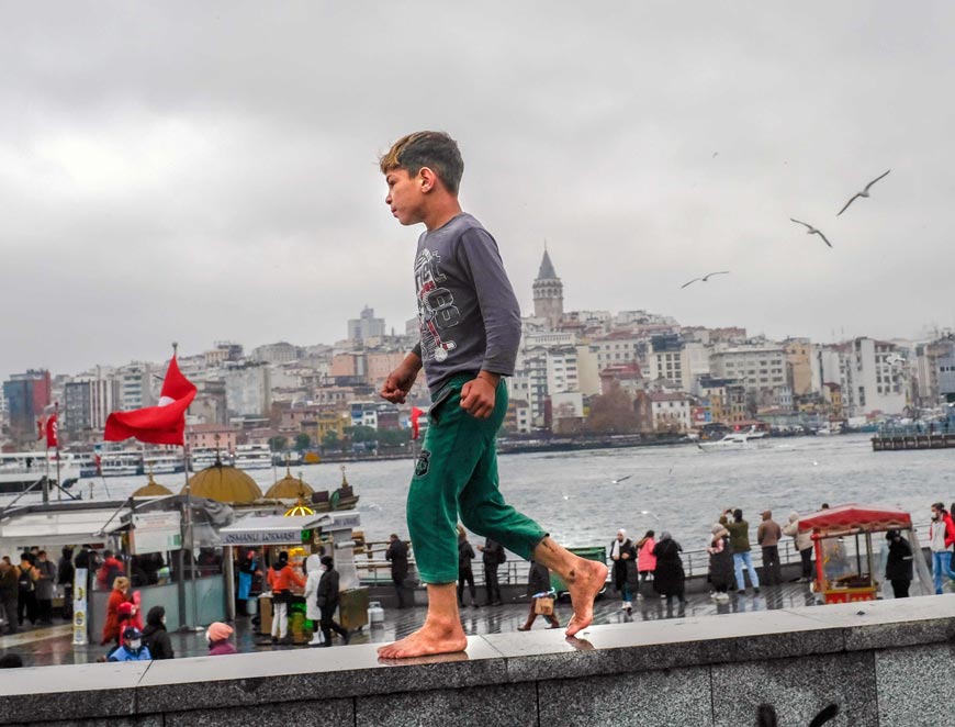 A child walks barefoot (Ребёнок, гуляющий босиком), 15 December 2020