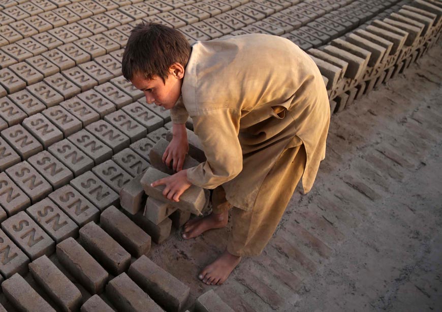 An Afghan boy works at a brick kiln (Афганский мальчик, работающий у печи для обжига кирпича), 10 June 2021