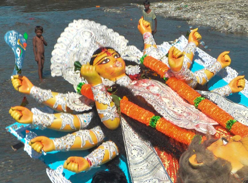 Hindu devotees immerse an idol of the ten-handed Hindu Goddess Durga in the Mahananda River during the final day of Durga Puja festival (Приверженцы индуизма погружают идола десятирукой индуистской богини Дурги в реку Махананда в последний день фестиваля Дурга Пуджа), October 2021