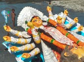 Hindu devotees immerse an idol / Приверженцы индуизма погружают идола