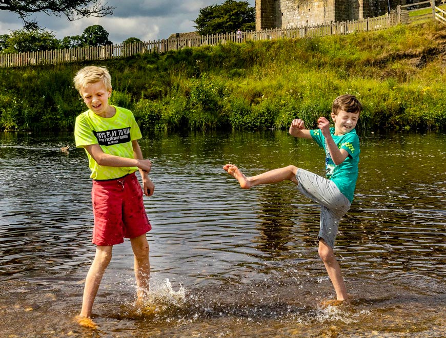 Brothers Daniel and Vincent van der Noort, from the Netherlands, play at Bolton Abbey (Братья Даниэль и Винсент ван дер Ноорт из Нидерландов играют в Болтонском аббатстве), while on holiday on July 2022