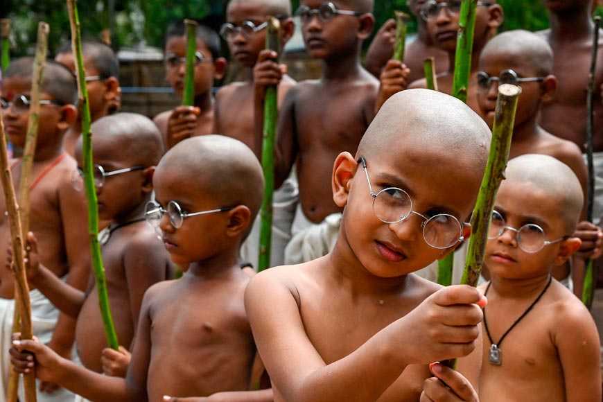 Children dress to resemble India's independence icon Mahatma Gandhi during an event on the eve of his birth anniversary (Дети одеты как икона независимости Индии Махатма Ганди во время мероприятия накануне годовщины его рождения), Oct.2022