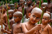 Children dress to resemble India's independence icon Mahatma Gandhi / Дети одеты как икона независимости Индии Махатма