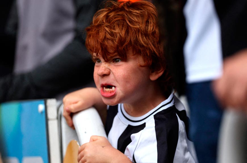 Newcastle United fan inside the stadium before the match against Nottingham Forest (Болельщик «Ньюкасл Юнайтед» на стадионе перед матчем с «Ноттингем Форест»), Aug.2022