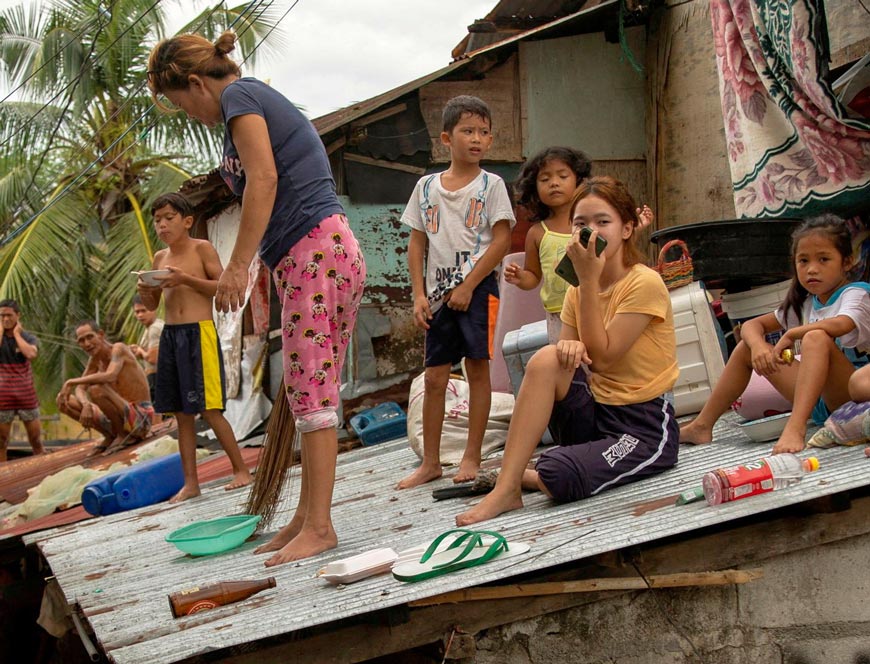 Residents wait on the roof of their homes for the flooding to subside after Super Typhoon Noru (Жители пережидают на крышах своих домов, пока спадет наводнение после супертайфуна Нору.), Sept.2022