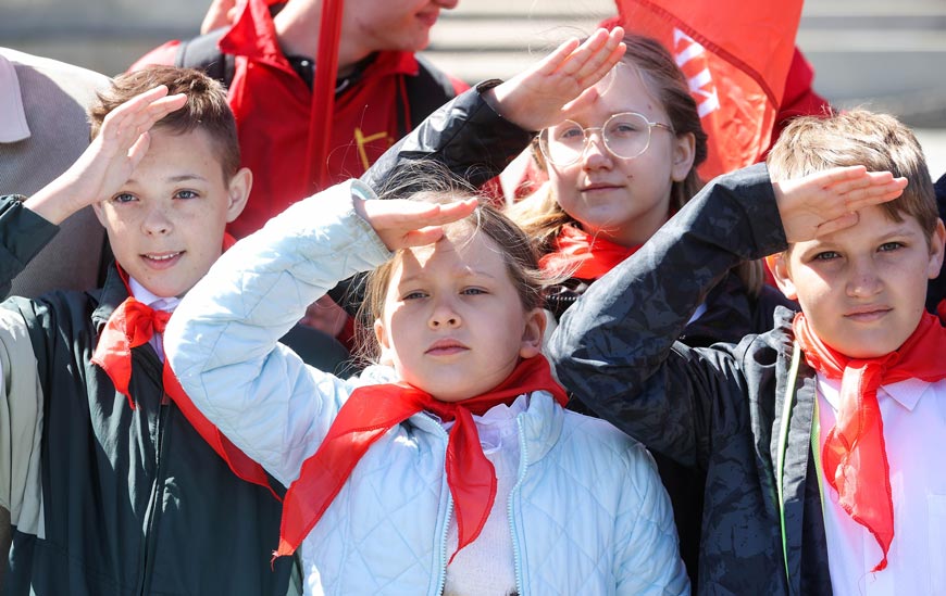 Школьники на церемонии посвящения в пионеры (School students attend a pioneer induction ceremony), 22 May 2022