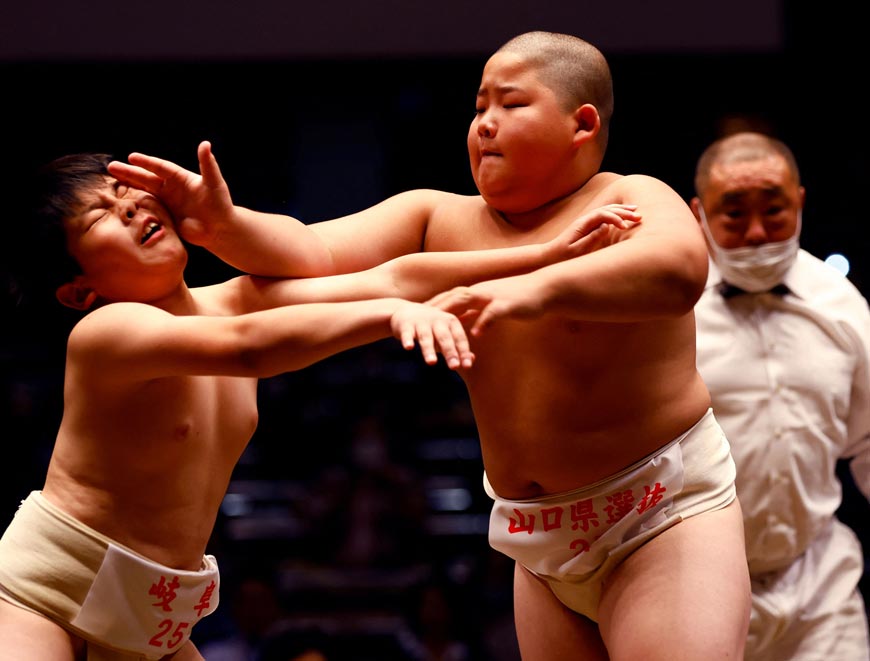 Elementary school sumo wrestlers compete in the sumo ring during the Wanpaku sumo-wrestling tournament (Борцы из начальной школы сумо соревнуются на ринге во время турнира Ванпаку по сумо), Oct.2022