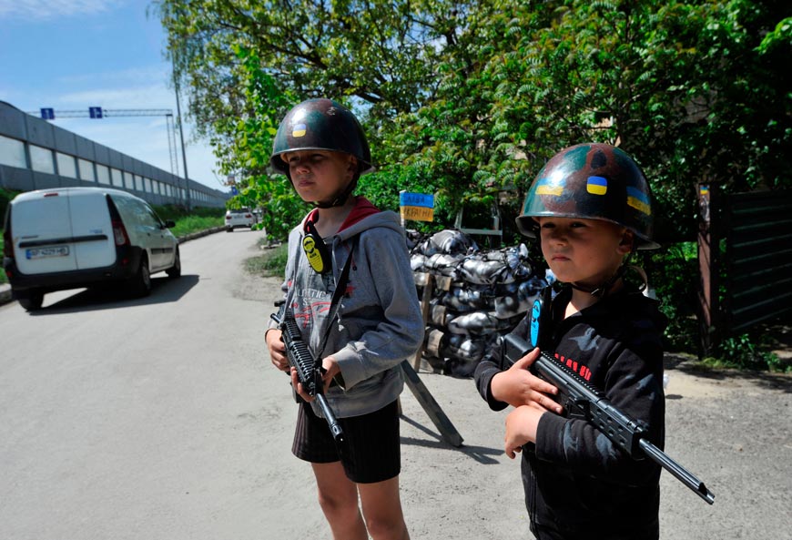 Ukrainian children play territorial defence fighters at a fake 'checkpoint' (Украинские дети играют в бойцов территориальной обороны на фейковом блокпосту), 19 May 2022