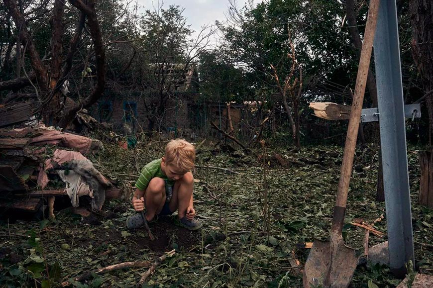 Двор жилого дома в Краматорске после обстрела (Yard of a residential building in Kramatorsk after shelling), 2022