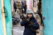 A boy carries his cat, while being evacuated / Эвакуируемый мальчик несет свою кошку