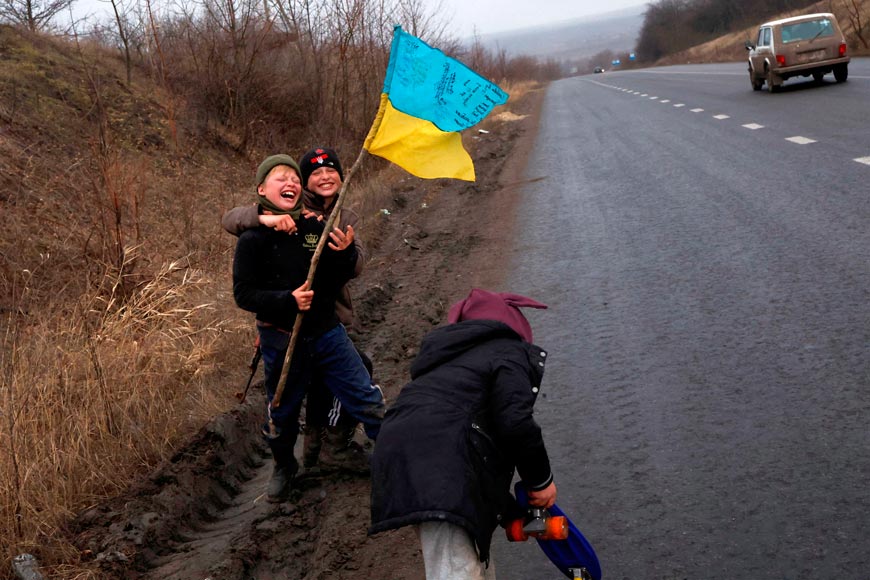 Дети, играющие у дороги (Children play along the side of the road), 5 January 2023