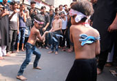 Young boys lashing their own backs with small knives and chains to mark the holy Muslim Day of Ashura (Мальчики стегают свои спины маленькими ножами и цепями, отмечая священный мусульманский день Ашуры)