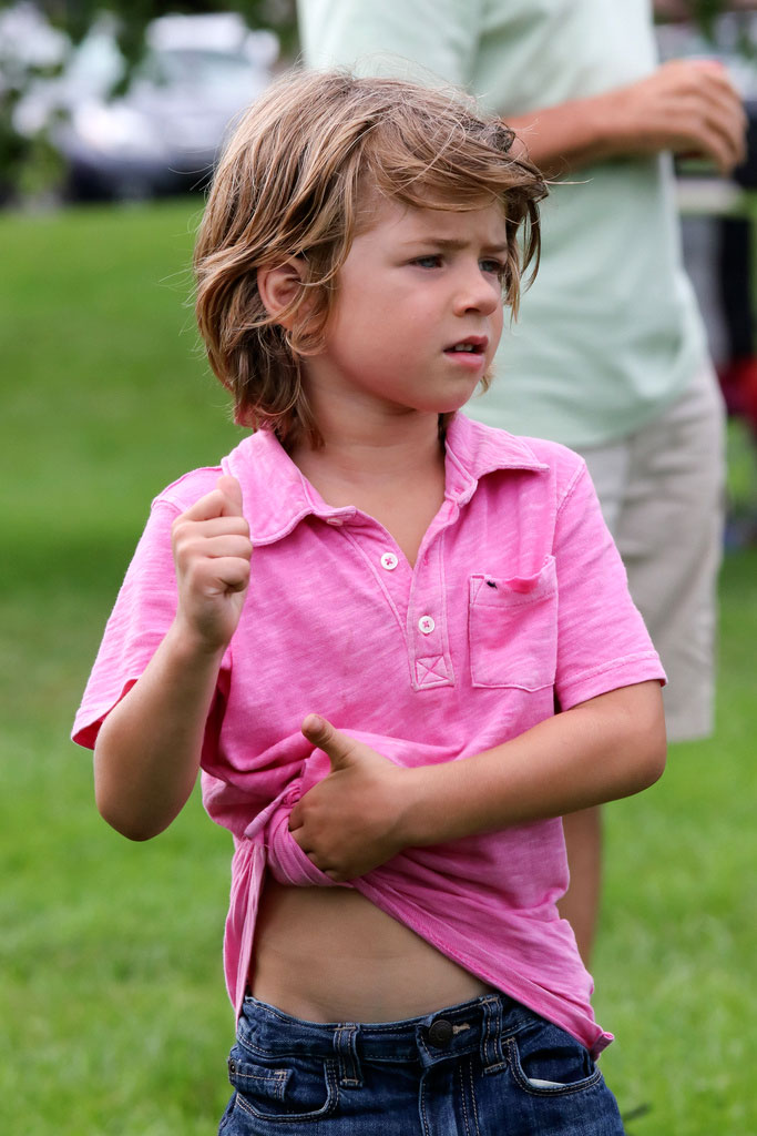 [Boy in pink polo shirt / Мальчик в розовой рубашке-поло]