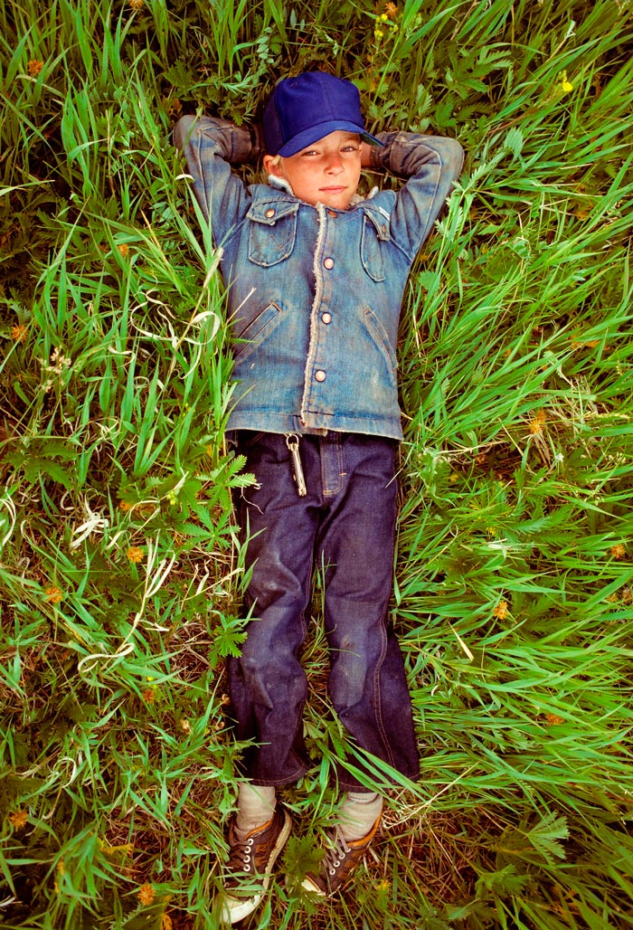 Boy laying in the grass (Мальчик, лежащий на траве), 2011