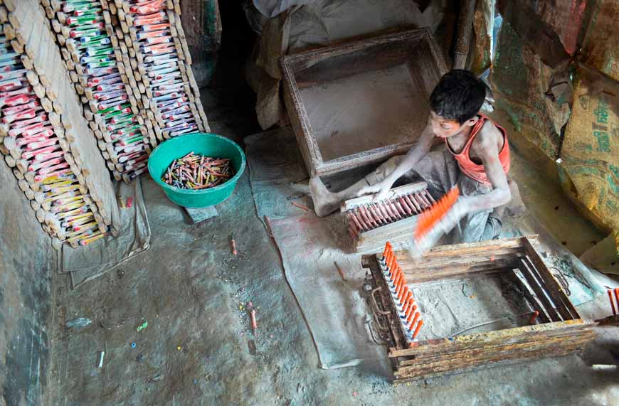 A little boy working in balloon factory (Мальчик, работающий на фабрике воздушных шаров), 2014