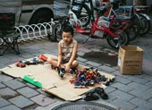 小男孩把自己的全部家当一股脑儿从箱子里倒了出来，准备跟它们玩个痛快 / Мальчик, вываливший свои вещи для игры