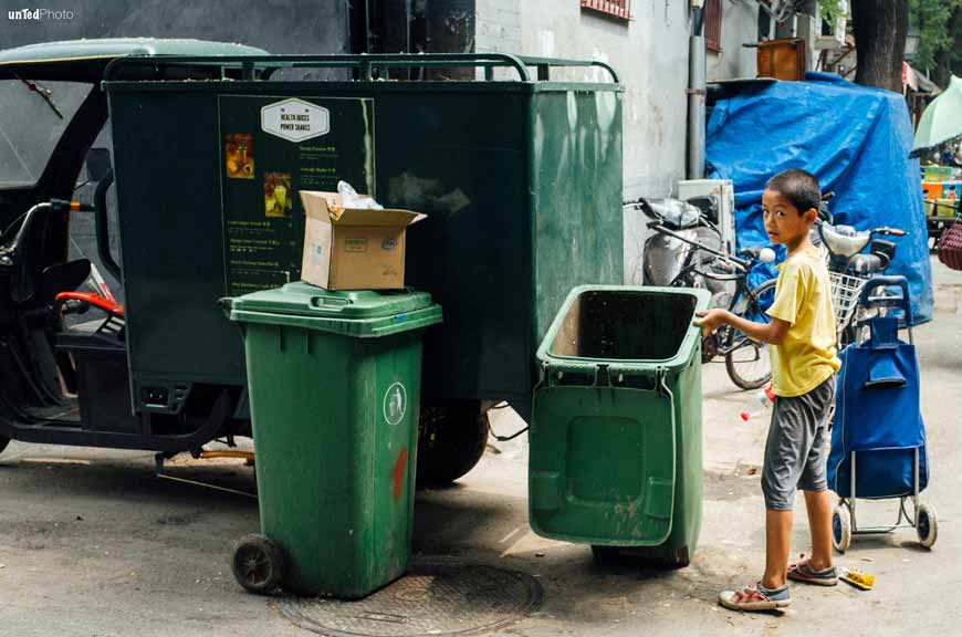 Kid Collecting Scrap (Мальчик, коллекционирующий мусор), 2016