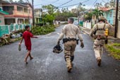 A young boy walks with Air and Marine Operations agents / Мальчик гуляет с агентами ВВС и морской пехоты