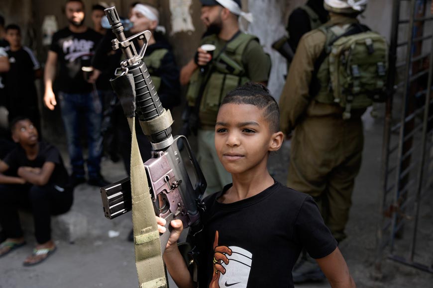 A Palestinian kid poses with an M-16 rifle (Палестинский ребенок позирует с винтовкой М-16), October 2023 