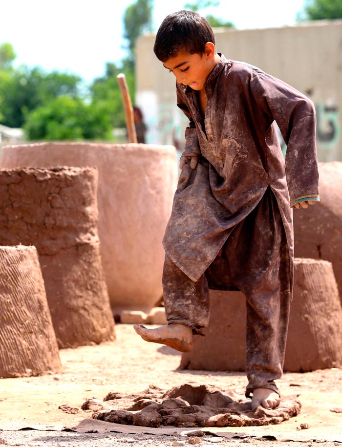 An Afghan boy work on clay ovens (Афганский мальчик работает на глиняных печах), May 2023