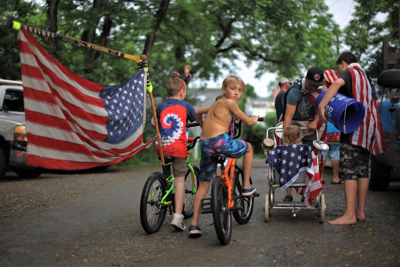 Boys on bikes lead residents' local Fourth of July Parade in the Lanesville neighborhood (Мальчишки на велосипедах проводят местный парад Четвертого июля в районе Лейнсвилл), 4 July 2023