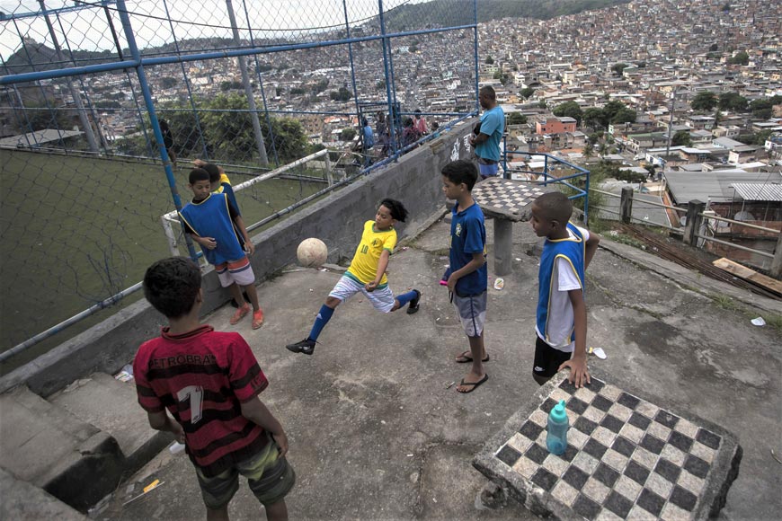 Boys play soccer in the Complexo da Penha favela (Мальчишки играют в футбол в фавеле Комплексо да Пенья), April 2023