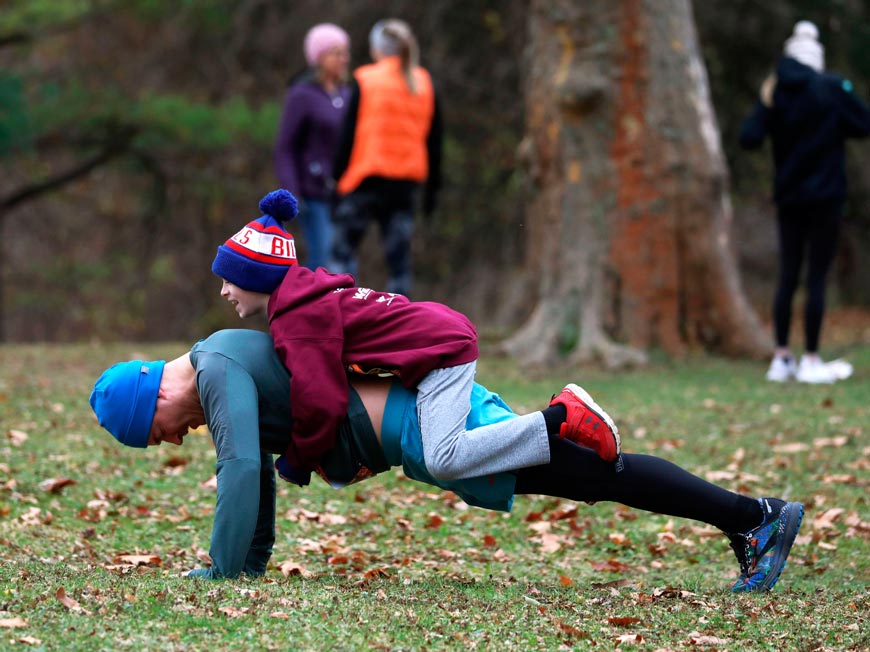 Nathan Burrell gets help from his nephew Isaac Knowlden (10), as he warms up for the 52nd Webster Turkey Trot (Исаак Ноулден (10) помогает своему дяде во время разминки перед 52-м соревнованием ходьбы Вебстерской индейки