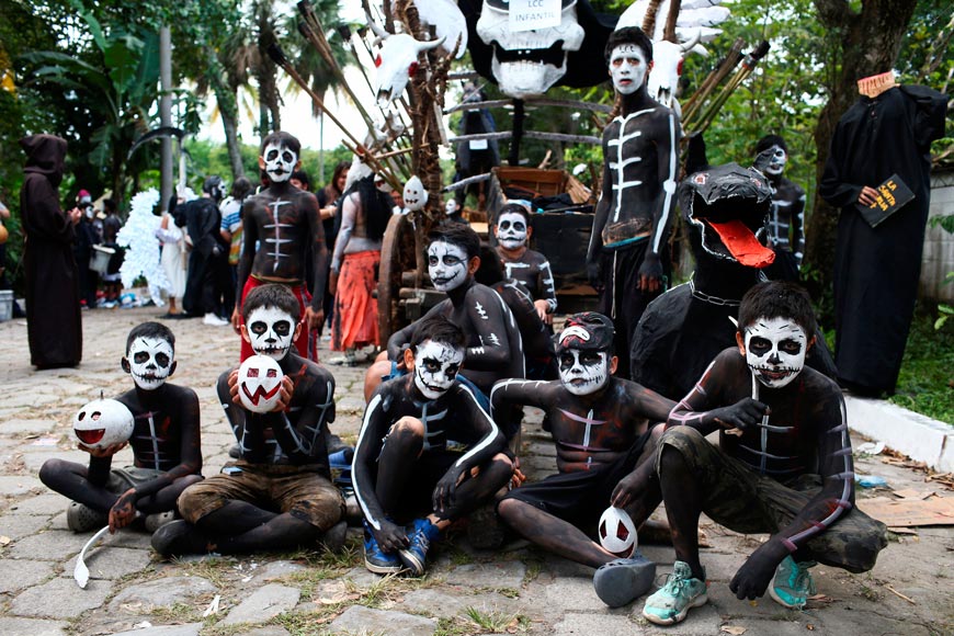 Revellers participate in a parade known as “La Calabiuza” to celebrate the Day of the Dead (Участвующие в параде, известном как «Ла Калабиуза», в честь Дня мертвых), Nov.2023