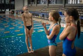 A boy dives into the water / Мальчик ныряет в воду