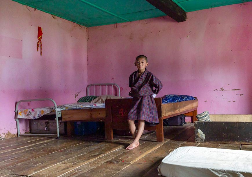 Bhutanese novice monk in Nyenzer Lhakhang dormitory (Бутанский монах-послушник в общежитии Ньензер Лакханг), 2024