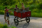 Children push a carriage / Дети толкают коляску