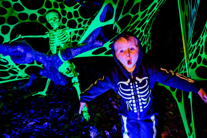 A young visitor gets spooky on the new Halloween light trail (Юный посетитель пугается на новом световом маршруте в честь Хэллоуина), 2024