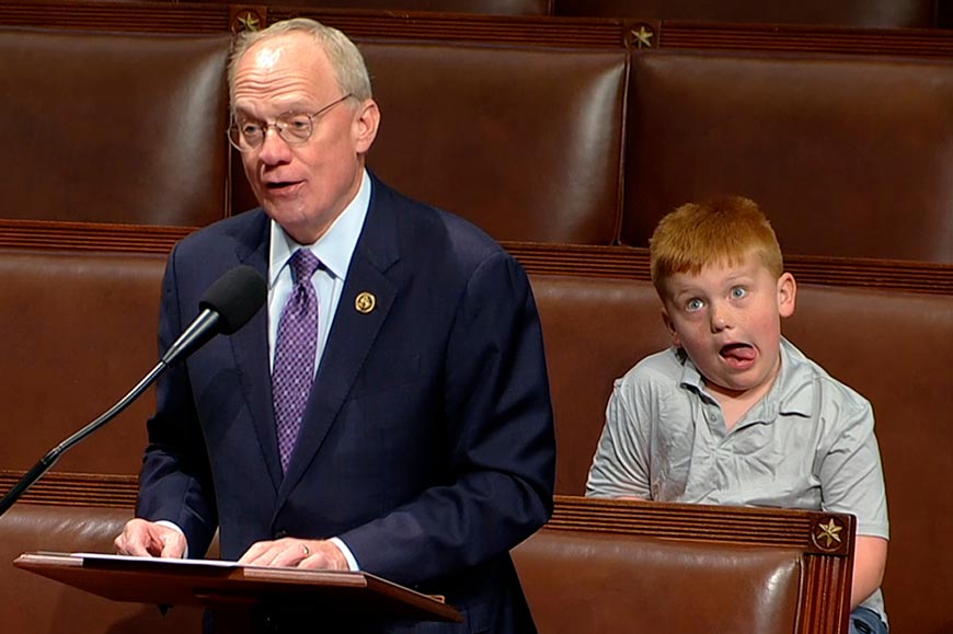 Republican John Rose speaking on the floor of the House of Representatives as his son Guy makes a face (Республиканец Джон Роуз выступает в Палате представителей, а его сын Гай корчит рожи), 2024