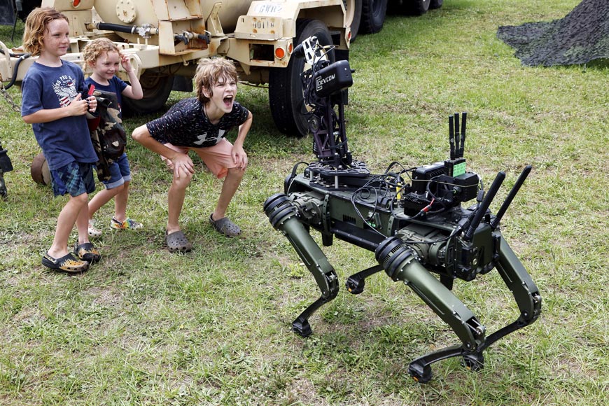 'Lone Wolf' a military robotic dog interacts with visitors at the America 250 Celebration («Одинокий волк» - военная роботизированная собака, общающаяся с посетителями на праздновании «Америка 250»), 2025